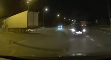 Doprowadził do kolizji trzech aut i uciekł. Policja szybko dopadła kierującego TIRem