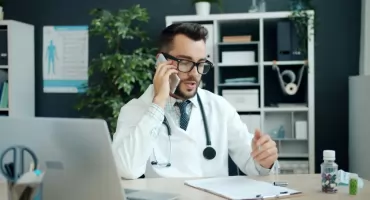 Papier czy ekran? Dlaczego Polacy wciąż nie ufają e-receptom