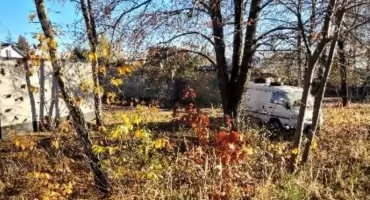 Porzucony wrak przy ulicy Piaskowej. Mieszkańcy nie mogą doprosić się o usunięcie