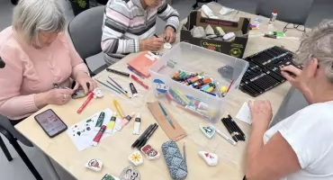 Kolorowe kamyki wyruszyły w świat. Seniorzy dołączają do ogólnopolskiego trendu