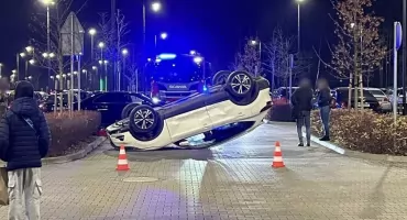 Kobieta dachowała na parkingu centrum handlowego w Sosnowcu