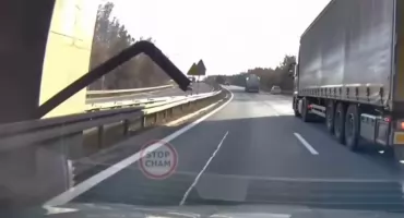 Cud na S1 w Jaworznie. Kierowca w ostatniej chwili ominął metalową rynnę