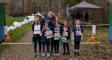 Zawodnicy SPL Jaworzno z medalami podczas zawodów w Mikołowie