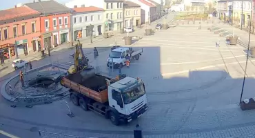 Jawor zniknął, ambrowca wciąż nie widać. Sadzenie drzewa na rynku trwa już ponad tydzień