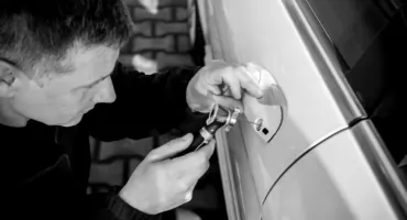 Awaryjne otwieranie samochodu - czy warto to robić samodzielnie?