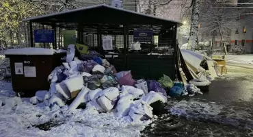 Góry śmieci na Osiedlu Stałym. Leżały tyle, że zasypał je śnieg