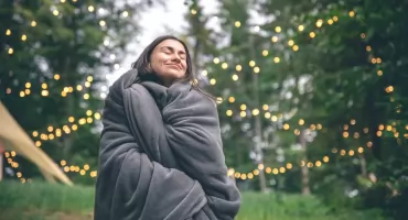 Ratunek na zimne wieczory: dlaczego koce podgrzewane stają się hitem sezonu?