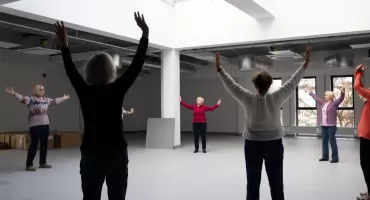 Seniorki z klubu To i Owo latem ćwiczyły w parku, teraz zajęcia Tai Chi kontynuują na sali