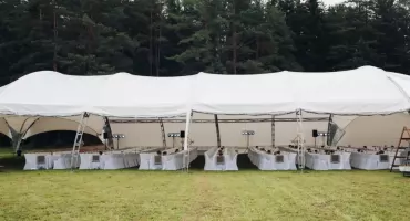 Jak zorganizować profesjonalną imprezę firmową w namiocie?