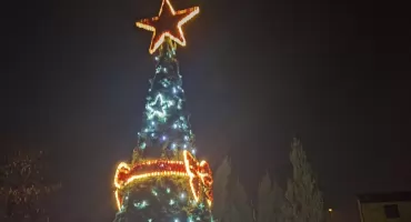 W Byczynie rozbłysła dzielnicowa choinka. Co powiesiliby na niej byczynianie?
