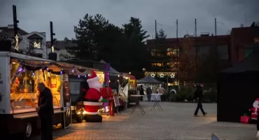 Świąteczny klimat w Jaworznie – jarmark i przekazanie Betlejemskiego Światła Pokoju