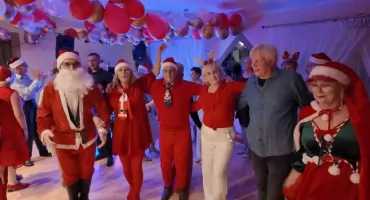 Konkursy, prezenty i zabawa z krzesłami. Mikołajkowy dancing w Restauracji Pod Skałką