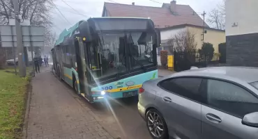 Kolizja autobusu z samochodem 