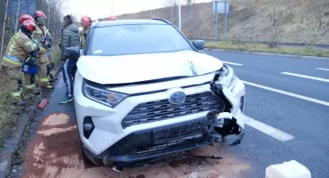 Zasnęła za kierownicą i uderzyła w latarnię