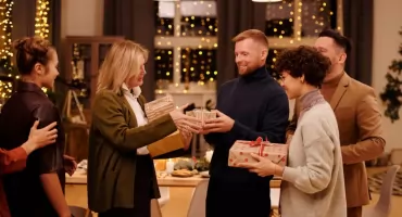 Pomysły na prezenty świąteczne dla rodziny – wybierz klasykę i elegancję