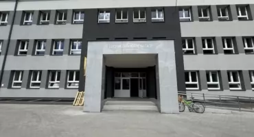 Nie ma zmianowości, ale młodzież zaczyna czasami lekcje przed 13