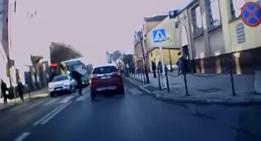 Honda przeleciała mu przed nogami na pasach! O krok od tragedii na Grunwaldzkiej