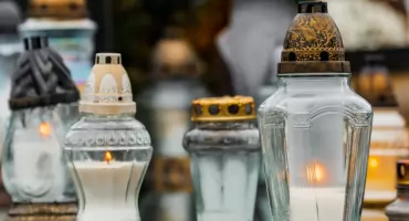 Wkłady do zniczy: parafinowe, olejowe czy LED – co wybrać?