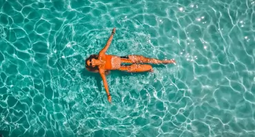 Jakie zadaszenie basenu wybrać, żeby wydłużyć sezon i ułatwić utrzymanie czystości?