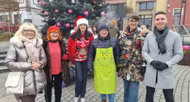 Ciepła zupa dla potrzebujących, częstowano na Rynku Głównym