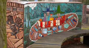 Ze starych cegieł i dachówek stworzyli wyjątkowe mozaiki