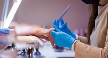 Kurs przedłużania paznokci – kiedy warto się wyspecjalizować i jak wybrać dobre szkolenie online