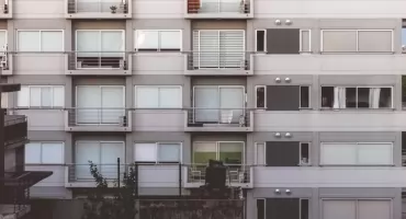 Ochrona przed słońcem i wiatrem – praktyczne sposoby na letni balkon