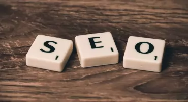 Jak AI pomaga budować strategię treści „od zera” – od researchu po gotowy plan publikacji