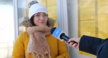 Pasażerowie marzną na peronach. Budynek dworca stoi tuż obok, ale jest nieczynny