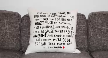 Personalizowane poduszki dla przyjaciółki, które robią największe wrażenie