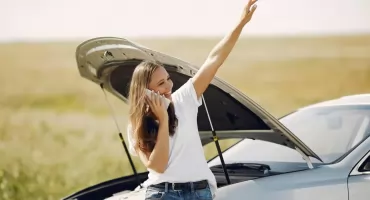 Całodobowa pomoc drogowa – jak szybko i bezpiecznie poradzić sobie z awarią samochodu