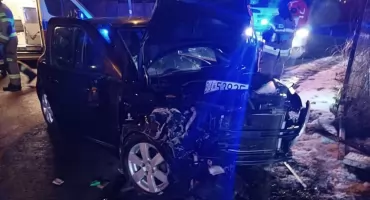 Najpierw uderzył w auto, a potem słup! Sekundy grozy na śliskiej drodze