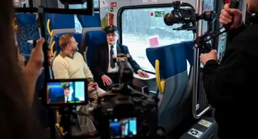 Małe gesty, większy komfort – savoir vivre w pociągach Kolei Śląskich