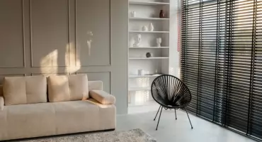 Żaluzje we współczesnych aranżacjach – funkcjonalność, która wraca do łask