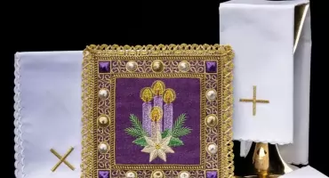 Świece Adwentowe: Symbolika Świateł w Liturgii Oczekiwania