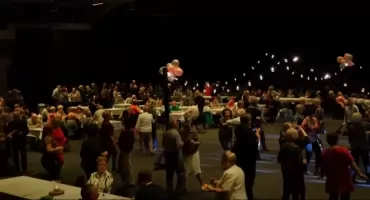 Karnawałowa zabawa taneczna w hali widowiskowo-sportowej