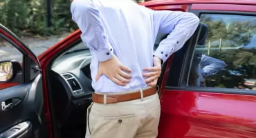 Trener radzi: jak sobie radzić z bólem pleców podczas jazdy samochodem?