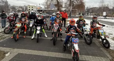 Widowiskowy pokaz Akademii PitBike przed Galerią Galena