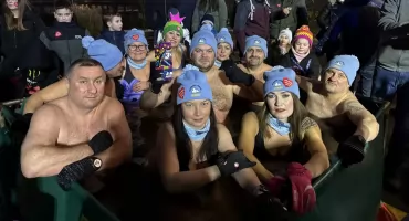 Niepokonani Jaworzno morsowali dla WOŚP przed Galerią Galena