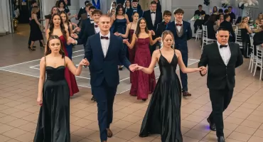 Studniówka ZSP 3 w Jaworznie. Magiczny wieczór sto dni przed maturą – zobacz galerię zdjęć