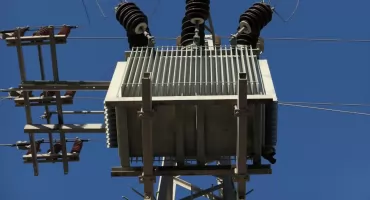 Olej transformatorowy ? czym jest i jaką pełni rolę w transformatorach energetycznych?