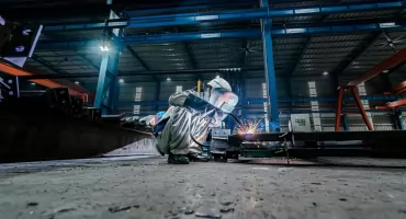 Buty robocze a bezpieczeństwo – jak wybrać obuwie ochronne do pracy w trudnych warunkach?