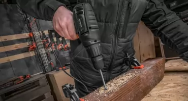 Jak bezpiecznie pracować wiertarko-wkrętarką?