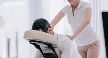 Masaż biurowy to nie benefit „na pokaz”. Co realnie daje w środku dnia pracy?