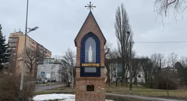 Kapliczka gietrzwałdzka odsłonięta