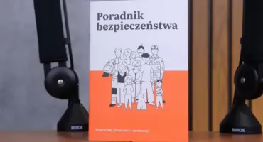 Oszustwo na „Poradnik Bezpieczeństwa”. Przestępcy podszywają się pod urzędników i próbują wejść do mieszkań Polaków