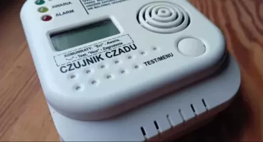 Obowiązkowe czujniki dymu i czadu. Nowe przepisy obejmą domy, firmy i najem krótkoterminowy