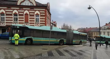 Gołoledź sparaliżowała centrum Jaworzna. Elektryczne autobusy utknęły na rynku 