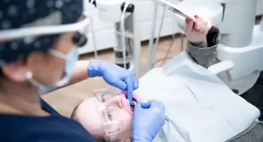 7 rzeczy, które warto wiedzieć o higienizacji przy implantach – nie tylko przed zabiegiem