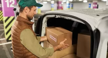 Jak kartony wysyłkowe z paskiem klejowym usprawniają proces pakowania?